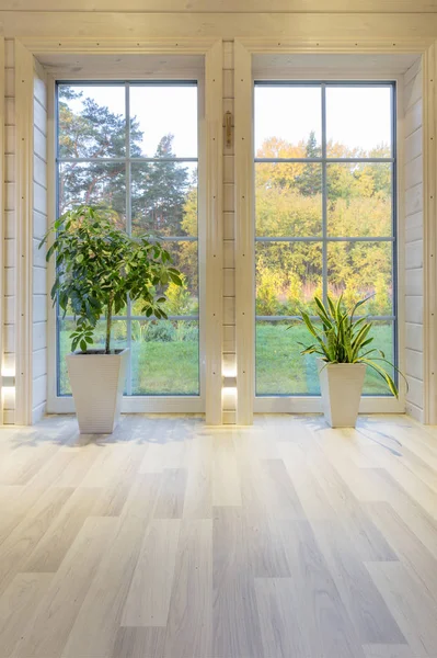 Luminoso studio fotografico interno con grande finestra, soffitto alto, pavimento in legno bianco — Foto Stock