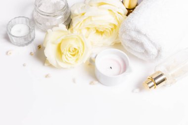 Spa masaj ayarı, krem gül ürün, tuz, mumlar, beyaz arka plan üzerinde sabun