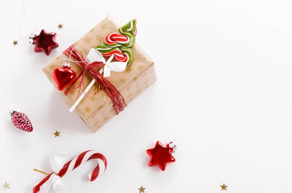 Χριστουγεννιάτικο φόντο, Χριστούγεννα παρόν κόκκινο κουτί δώρα και τα στοιχεία διακόσμησης σε λευκό φόντο. — Φωτογραφία Αρχείου
