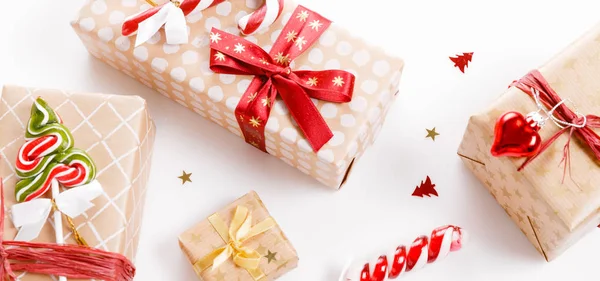 Χριστουγεννιάτικο φόντο, Χριστούγεννα παρόν κόκκινο κουτί δώρα και τα στοιχεία διακόσμησης σε λευκό φόντο. — Φωτογραφία Αρχείου