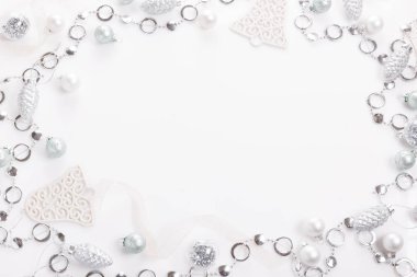 Noel kompozisyonu. Noel beyaz ve gümüş süslemeler, beyaz arka plan üzerinde. Düz döşeme, üst görünüm, kopyalama alanı