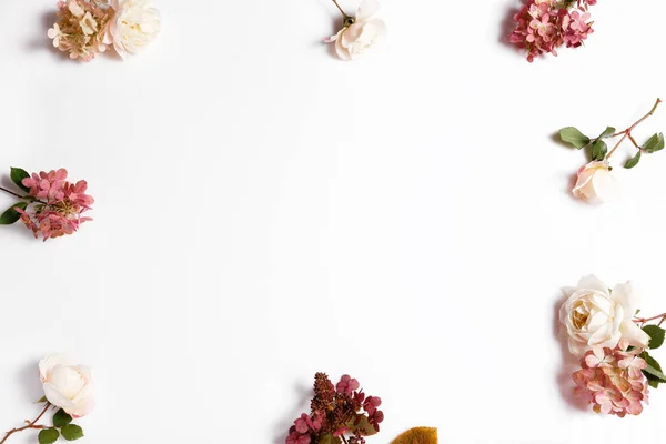 Composition florale festive sur le fond en bois blanc. Vue aérienne — Photo