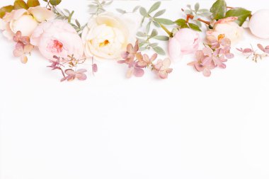 Beyaz arka planda şenlikli çiçek kompozisyonu. Genel Görünüm