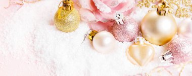 Şenlikli, yaratıcı, pembe Noel kompozisyonu, kurdeleli, kar taneli, pembe desenli tatil balosu.