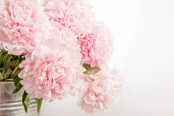 Delicado hermoso ramo rosa de peonías primer plano, tarjeta de boda, invitación, imagen romántica . —  Fotos de Stock
