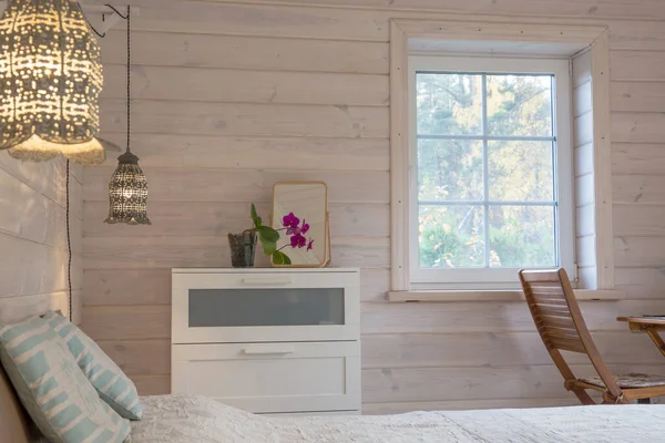 Interior luminoso dormitorio en una casa de madera en un estilo escandinavo . — Foto de Stock