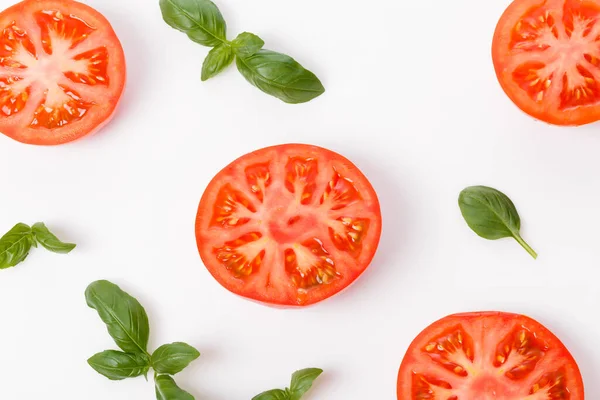 Rebanada de primer plano de tomate fresco, aislado en blanco , — Foto de Stock