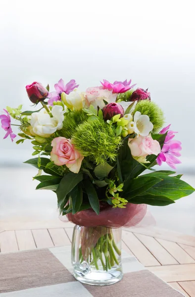 Hermoso ramo de flores de primavera, tonos rosa, blanco y púrpura —  Fotos de Stock