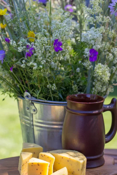 Bouquet di fiori selvatici estivi, eventi tradizionali lettoni Ligo. Composizione con birra e formaggio — Foto Stock
