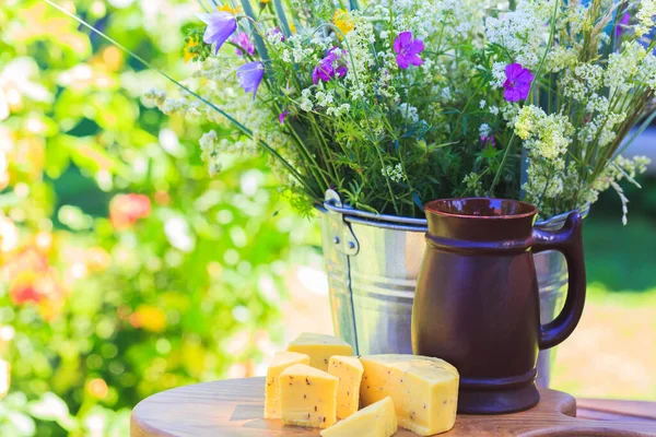 Bouquet di fiori selvatici estivi, eventi tradizionali lettoni Ligo. Composizione con birra e formaggio — Foto Stock