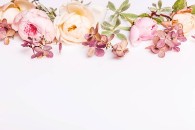 Gül çiçekleri ve kurutulmuş ortancadan oluşan sonbahar deseni