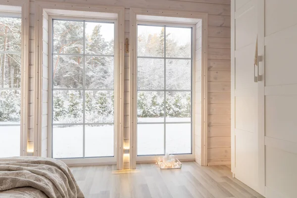 Helles Interieur, Zimmer in Holzhaus mit großem Fenster. Skandinavischer Stil. — Stockfoto