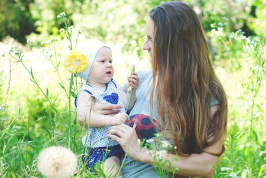 Mutlu aile açık havada - yaz güneş - mutlu sağlıklı çocuk annesi ile birlikte eğlenelim