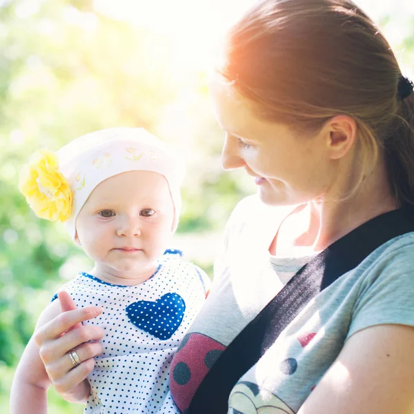 Família Feliz Livre Sol Verão Criança Saudável Feliz Com Mãe — Fotografia de Stock