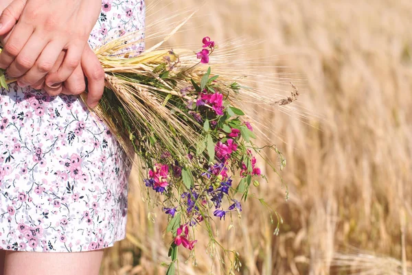 Kvinna Med Vilda Blommor Sommaren Naturlig Skönhet — Stockfoto