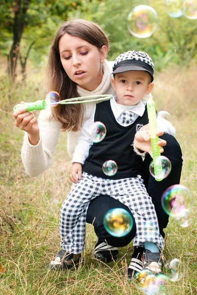 Lycklig Familj Utomhus Son Och Mor Kul Med Såpbubblor — Stockfoto