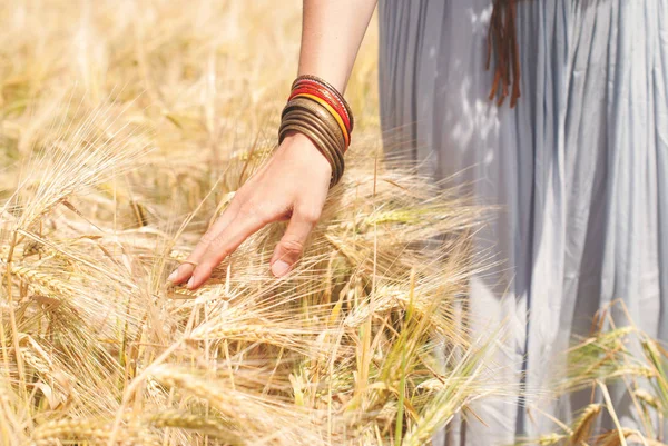 Beautiful happy woman in wheat field — Stock Photo, Image