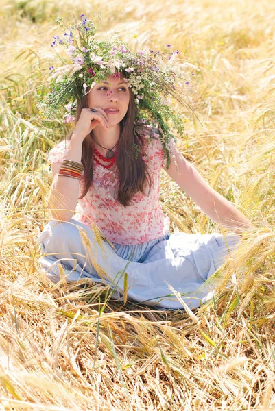 Красива щаслива жінка в квітковому вінку влітку — стокове фото