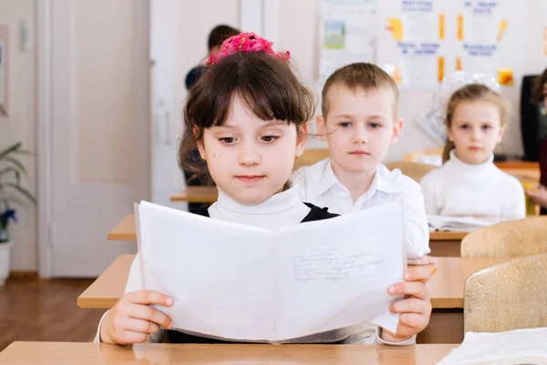 Onderwijs-scholieren in de klas — Stockfoto