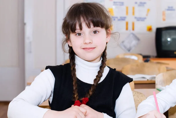 Educación - Estudiantes escolares en la clase —  Fotos de Stock