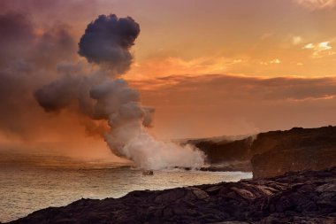 Büyük zehirli duman tüy Hawaii's Kilauea Volkanı, volkanlar Milli Parkı, Hawaii büyük ada oluşturma okyanusa dökülen lav