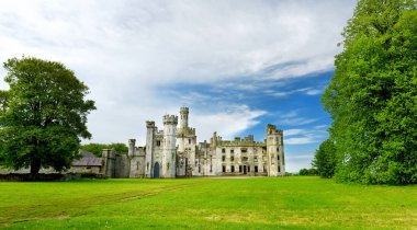 kuleleri ve Ducketts Grove County Carlow, Ireland içinde taret.