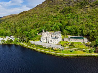 Connemara, County Galway, İrlanda göl yakınındaki beyaz Kylemore Abbe havadan görünümü 