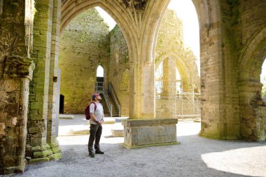 Erkek turist Jerpoint Abbey, Thomastown, County Kilkenny, İrlanda.