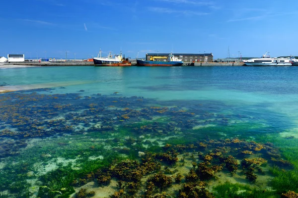 Mavi su içinde liman, alt Kilronan Inishmore, Galway Bay, İrlanda