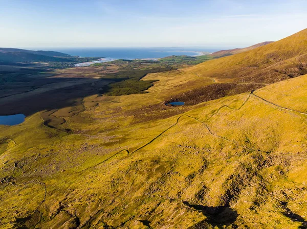 Luchtfoto Van Heuvels Meren Bij Conor Pass County Kerry Ierland — Stockfoto