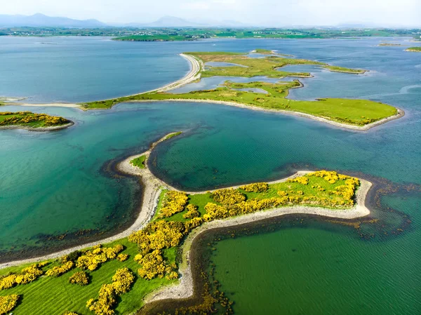 Acque Verdi Smeraldo Vivide Isole Porto Ballintoy Lungo Causeway Coast — Foto Stock