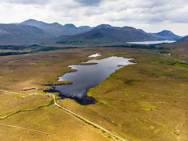 Göller, Connemara bölge İrlanda havadan görünümü.