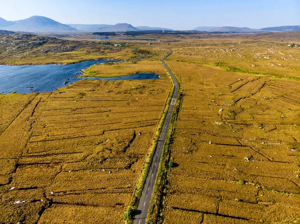 İrlanda Connemara bölgesinin gün batımı görünümü.