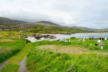 görünümü Abbey Adası County Kerry, Ireland'mezarlık ve köy yolunda
