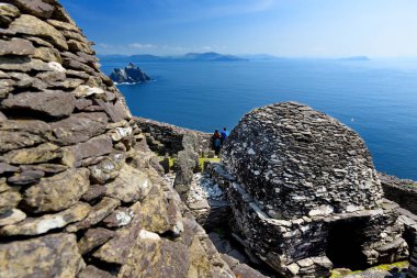 taş kalıntıları Skellig Michael veya büyük Skellig, İrlanda.