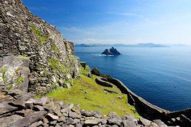 taş kalıntıları Skellig Michael veya büyük Skellig, İrlanda.
