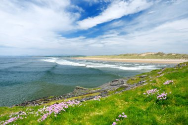 Tullan Strand, County Donegal, İrlanda geniş düz kumlu plaj.