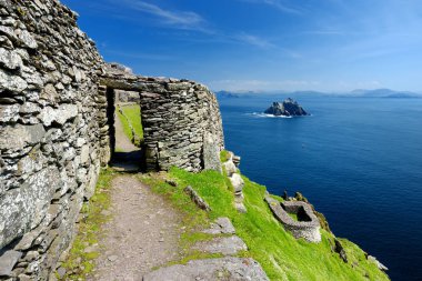 taş kalıntıları Skellig Michael veya büyük Skellig, İrlanda.