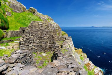 taş kalıntıları Skellig Michael veya büyük Skellig, İrlanda.