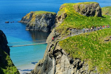 Rede bir Carrick halat köprü County Antrim Ballintoy yakınındaki