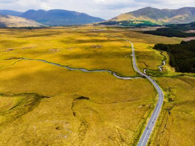 İrlanda Connemara bölgesinin gün batımı görünümü.