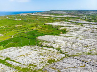 Galway Bay, İrlanda Inishmore adasının havadan görünümü  