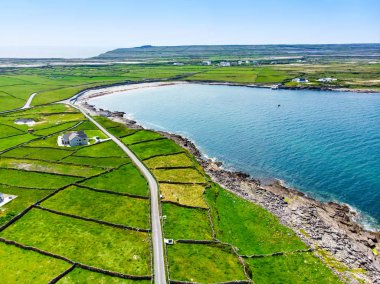 Galway Bay, İrlanda Inishmore adasının havadan görünümü  