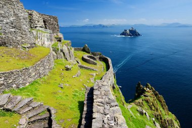 taş kalıntıları Skellig Michael veya büyük Skellig, İrlanda.