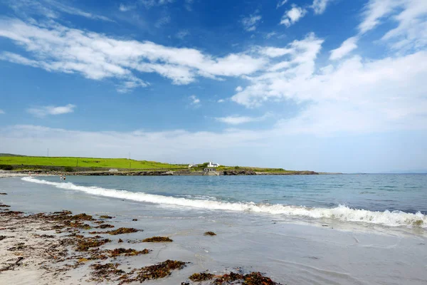 爱尔兰戈尔韦湾 Inishmore 岛海滩的遥远景色 — 图库照片