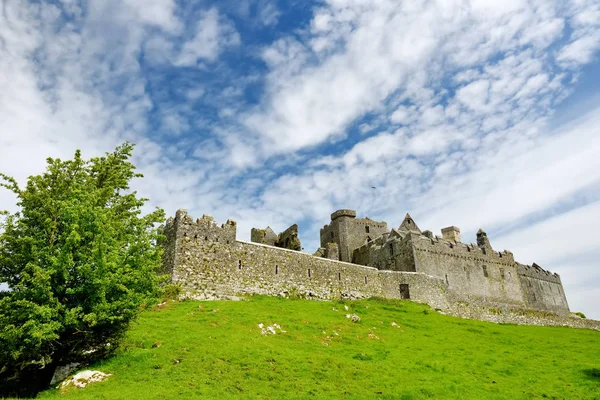 国王城堡和圣帕特里克岩石在卡舍尔 县雷里 — 图库照片