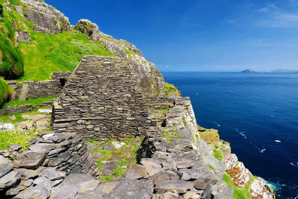 taş kalıntıları Skellig Michael veya büyük Skellig, İrlanda.