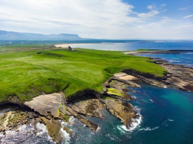 Mullaghmore kafa hava görünümünü büyük dalgalar kıyıya haddeleme ile 