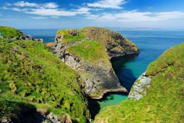 Rede bir Carrick halat köprü, Ballintoy County Antrim Kuzey İrlanda içinde yakınındaki ünlü halat köprü