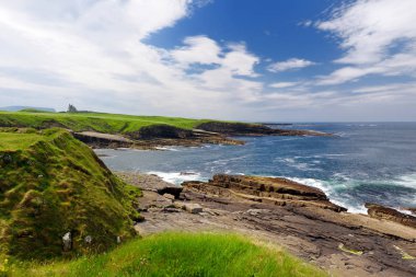 Mullaghmore kafa hava görünümünü büyük dalgalar kıyıya haddeleme ile